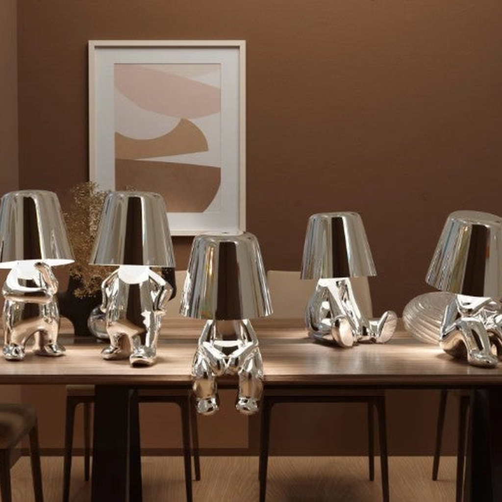 Silver thinker statue table lamp set in a room